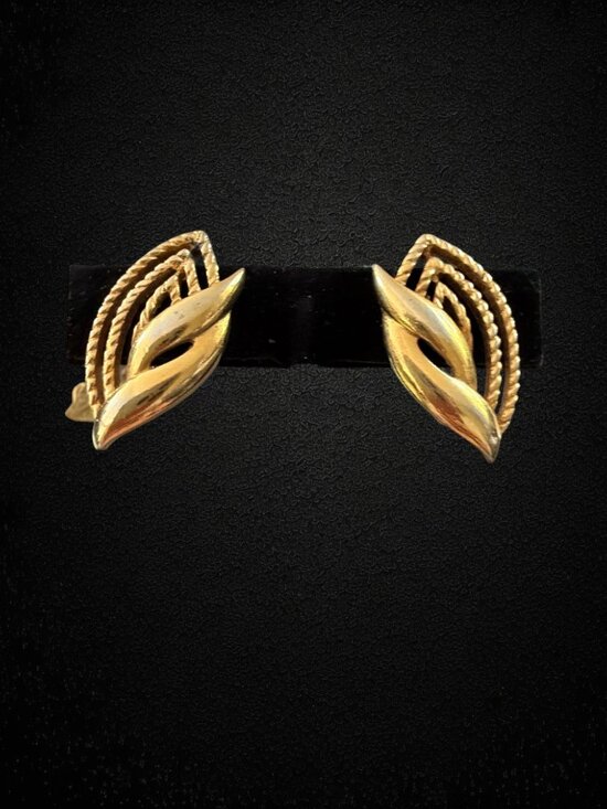 Trifari Jewelry - Vintage Trifari Leaf Gold Tone Design Clip-On Earrings Textured Openwork Retro
